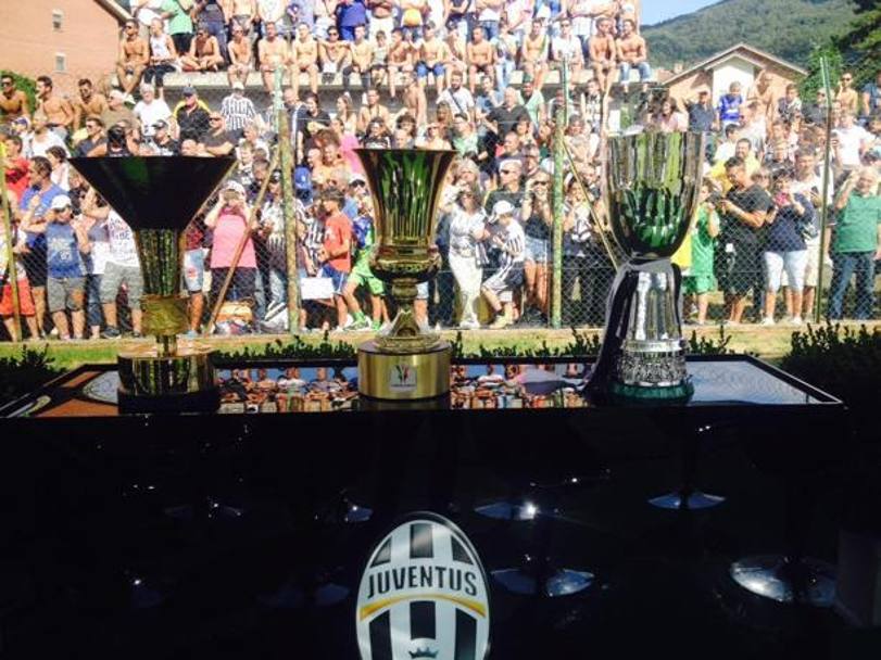Le tre coppe vinte dai bianconeri: scudetto, Coppa Italia e Supercoppa italiana. Twitter